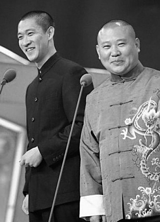 央視蛇年春晚語言類節(jié)目終審，郭德綱意外亮相。大家驚訝之余，開始關(guān)心他是否會(huì)與徒弟曹云金同臺(tái)。而根據(jù)知情人士透露，郭德綱和曹云金的春晚節(jié)目均已通過審查。