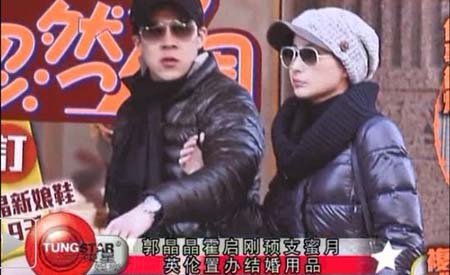 近日在網(wǎng)絡(luò)上曝光出一張二人傳婚變后最新合影，兩人似是在參加某個(gè)活動(dòng)，從照片中可以看出，二人的感情依然很好，這也更有力的粉碎了謠言。