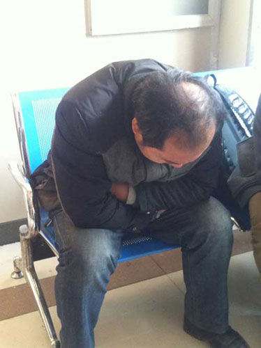 病房外，袁厲害的大兒子杜鵬很難過。央視網(wǎng)記者王在華攝