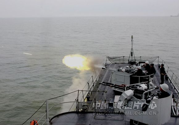 資料圖：中國海軍獵潛艇實(shí)射干擾彈。