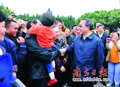 昨日，省委書記胡春華在深圳蓮花山與群眾親切交流。王輝羅文清攝src=