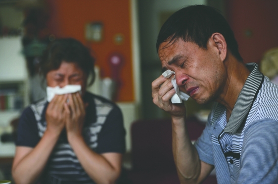 羅洪玲父母提起女兒的婚姻悲劇，忍不住落淚（圖據(jù)成都商報(bào)）