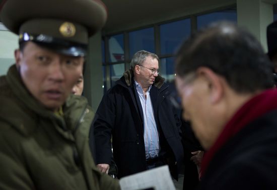 7日，谷歌董事會(huì)執(zhí)行主席埃里克·施密特（中）一行抵達(dá)朝鮮首都平壤。