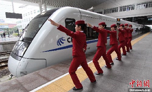 海西動姐擺出“動車style”，以良好的精神風(fēng)貌迎蛇年春運 