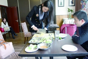 前來征婚的姑娘們先要接受四個評委對其形象、生活、慈善、情感4方面的考核。
