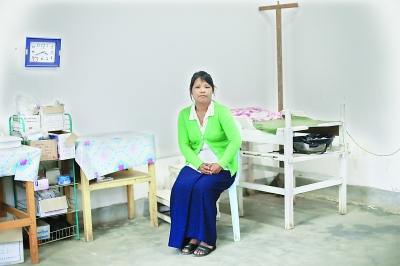 老三的愛人是當?shù)匾幻t(yī)生，他們的小診所可以免費為艾滋病人提供藥品，她身后是一個孕婦生產(chǎn)的手術(shù)臺。