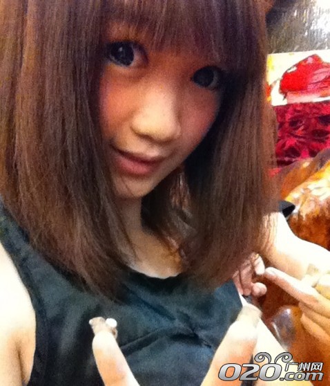 吳倩影的爸爸媽媽是做服裝生意的，平時(shí)穿得好一點(diǎn)。媽媽也喜歡“扮靚”，平時(shí)在學(xué)校的話，吳倩影還是很低調(diào)。