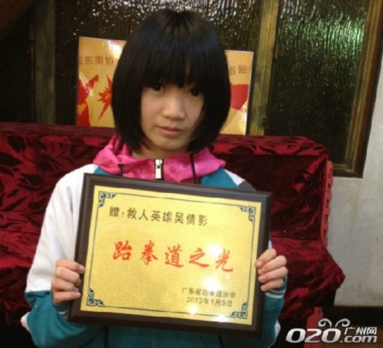 前晚8時(shí)許，在廣州市海珠區(qū)寶崗大道北的宏宇廣場(chǎng)，發(fā)生了驚險(xiǎn)一幕。一名女子先是朝空中撒錢，接著又拿出剪刀欲自殘。“美腿女俠”現(xiàn)身后，腳蹬高筒靴踢刀救自殺女子。(視頻截圖)