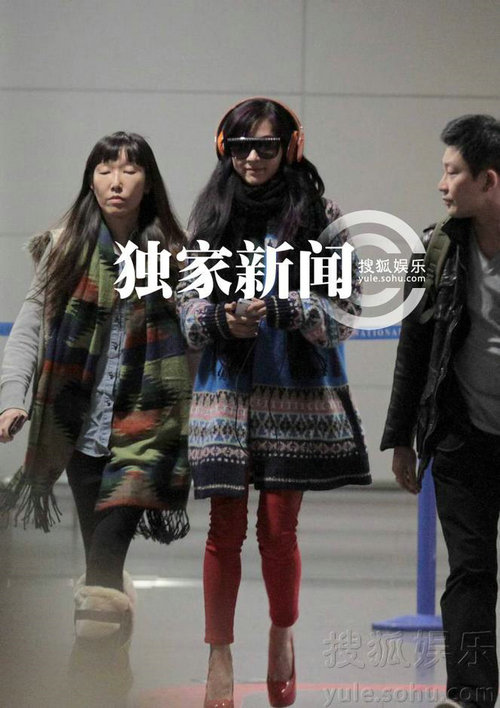 張柏芝現(xiàn)身獲贈玩偶開心大笑