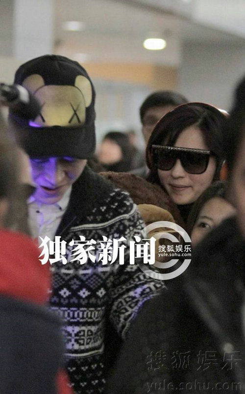 張柏芝現(xiàn)身獲贈(zèng)玩偶開心大笑