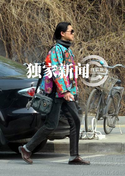 倪萍戴了副墨鏡，顯得很匆忙
