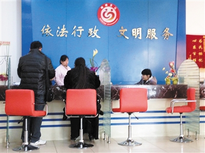 1月5日，某區(qū)民政局婚登處，裴莉和許昌赫領(lǐng)結(jié)婚證。
