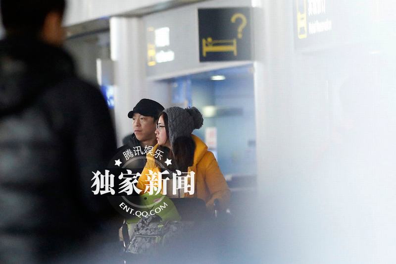 黃渤攜妻女度假歸來(lái)豪車返家 兩歲女兒正面照曝光