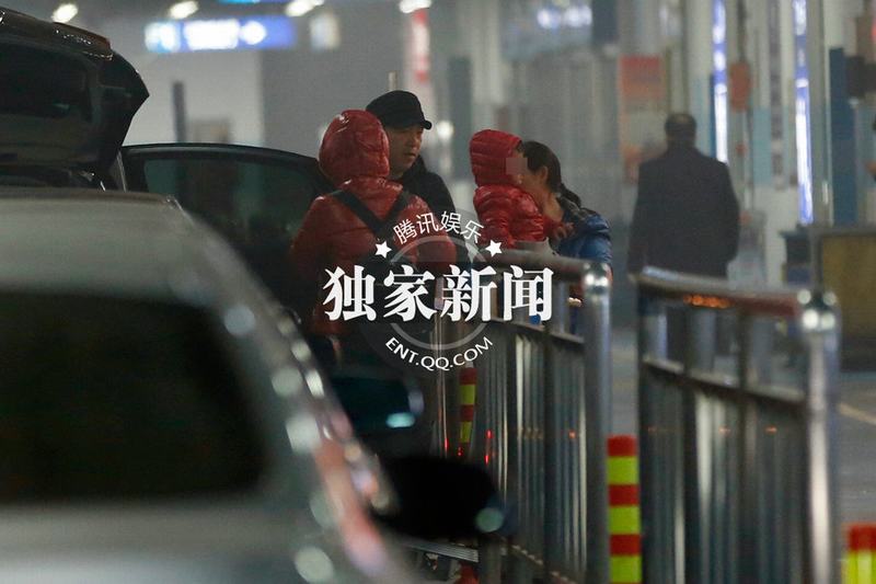 黃渤攜妻女度假歸來(lái)豪車(chē)返家 兩歲女兒正面照曝光