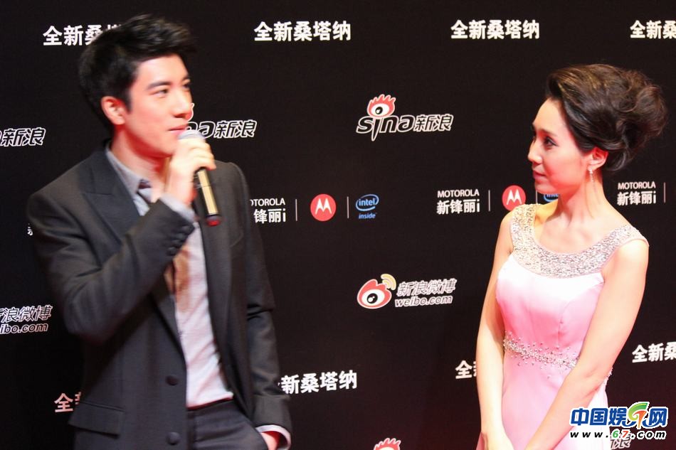 三代女神低胸搶鏡 姚晨挺大肚王力宏當眾開黃腔