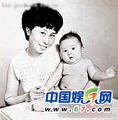 TVB明星童年照 黃宗澤孤僻抱貓 滕麗名三角眼無(wú)美女相