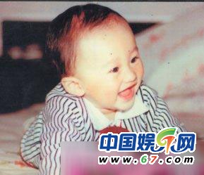 TVB明星童年照 黃宗澤孤僻抱貓 滕麗名三角眼無(wú)美女相