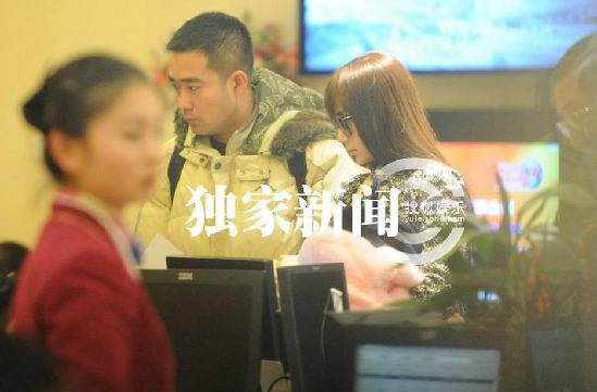 Angelababy離京帶雷鋒帽御寒 機(jī)場打哈欠顯不雅露疲態(tài)