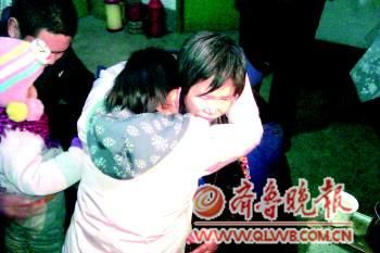 劉淑萍(右)與丈夫、女兒、兒子一家團(tuán)聚。