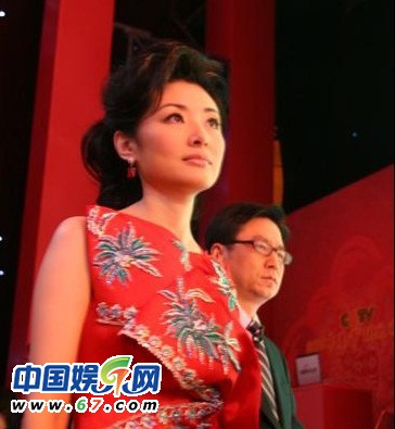 董卿周濤臺下緊張背詞 春晚主持人罕見后臺照曝光