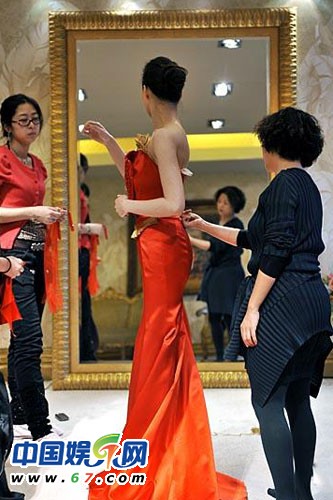 董卿周濤臺(tái)下緊張背詞 春晚主持人罕見(jiàn)后臺(tái)照曝光