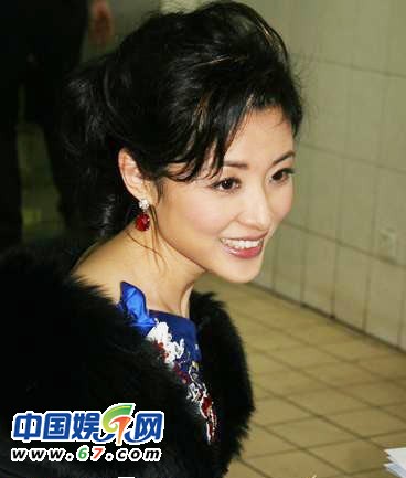 董卿周濤臺(tái)下緊張背詞 春晚主持人罕見后臺(tái)照曝光