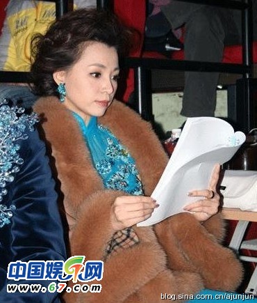 董卿周濤臺(tái)下緊張背詞 春晚主持人罕見后臺(tái)照曝光