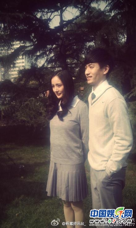 《小時(shí)代》拍攝現(xiàn)場(chǎng)花絮 楊冪郭采潔學(xué)生制服造型曝光