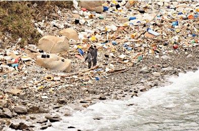 探員到垃圾灣調查。來源 香港《文匯報》