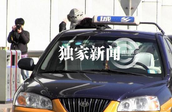 湯唯獨(dú)自回京無(wú)人接機(jī) 微笑回應(yīng)偷拍記者毫無(wú)星架