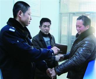 “馬大哈”把錢(qián)包扔進(jìn)垃圾桶
