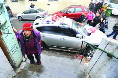 越野亂停車(chē)堵住居民樓門(mén) 被扔滿(mǎn)垃圾