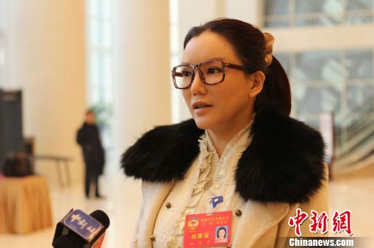彭丹接受中新社記者專訪。