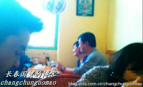 柴靜與老公外出就餐，與友人相談甚歡