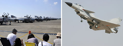 左圖：2009年9月13日，參加日本航空自衛(wèi)隊(duì)航空節(jié)的F—4EJ（近）和F—15J（遠(yuǎn)）戰(zhàn)機(jī)。右圖：中國(guó)空軍殲—10戰(zhàn)斗機(jī)