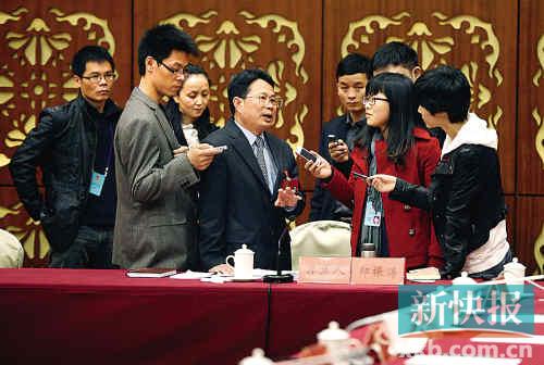 昨日，韶關市委書記鄭振濤就始興縣官員財產公示回答記者問題。 新快報記者夏世焱/攝