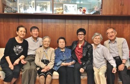 明星罕見(jiàn)全家福曝光：大S倚公公肩頭 李連杰懷抱妻女