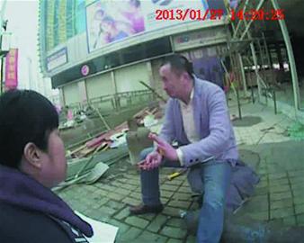不好！他左手拿火機(jī) 右手抱煤氣罐