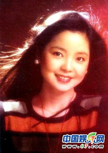 鄧麗君誕辰60周年 不愛(ài)紅妝愛(ài)軍裝重溫昔日美艷照