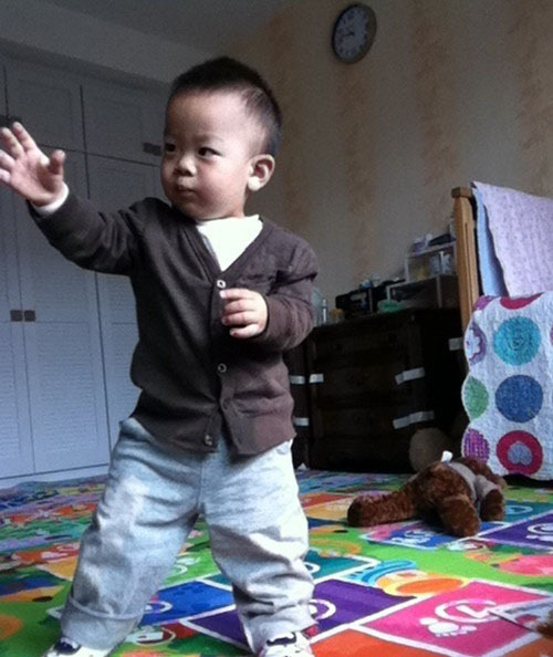 37歲沈傲君4歲可愛(ài)兒子近照