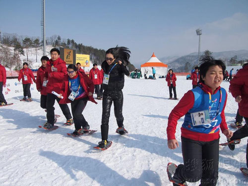 章子怡帶奶牛帽與姚明雪地賽跑 變“大腳怪”現(xiàn)身韓國