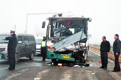 霧打霧撞，客車追尾26人傷