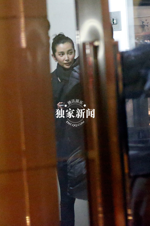 李冰冰相約任泉御姐范十足 時刻關注手機顯神秘 