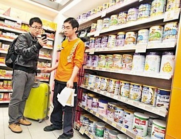 奶粉荒蔓延香港 家長(zhǎng)訴水貨客搶購(gòu)致一罐難求