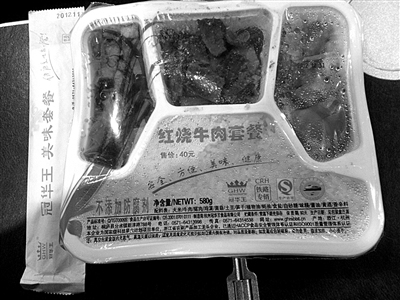 1月30日，D335列車(chē)上銷(xiāo)售的40元套餐。制造商稱成本20元左右。新京報(bào)記者 王瑞峰 攝