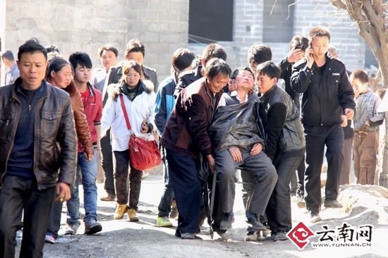 66歲的村民許紹忠妻子今天才安葬，家園也在今天被毀，悲傷中昏迷多次。