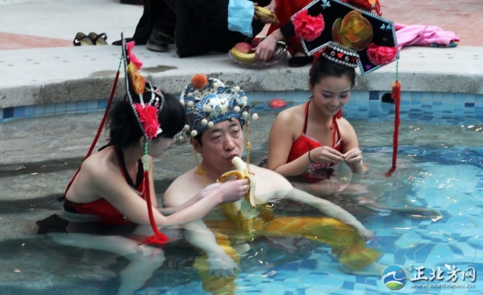 帝王頭湯十萬拍得引圍觀 嬪妃宮女陪入浴（組圖）