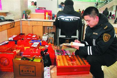 汽車(chē)站禁帶超45度白酒上車(chē) 茅臺(tái)五糧液堆滿安檢