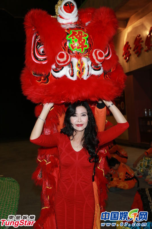 葉玉卿緊身紅裙女兒伺候穿鞋 回港遭夫責罵