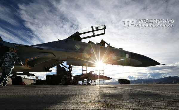 成都軍區(qū)空軍航空兵某師機務(wù)和場站官兵在西藏高原某機場緊張準備戰(zhàn)機。
